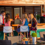 Naiset allasbaarissa