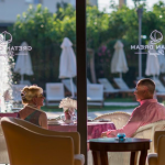 Kuva pariskunnasta ravintolan terassilla