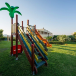 Lasten leikkialua puutarhassa