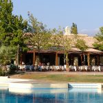 Näkymä ravintolaan hotellin uima-altaalta