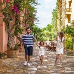 Perhe kävelemässä hotellin alueelle