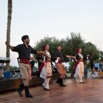 Tanssiesitys hotellin pihalla