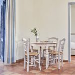 Yhden makuuhuoneen huoneiston ruokailupöytä