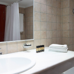 Kylpyhuoneen lavuaari ja peili