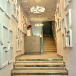 Hotellin sisäänkäynti ja vastaanotto