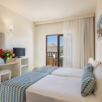 Yksiö sivuttaisella merinäkymällä