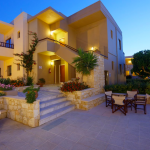 Iltakuva hotellirakennuksesta