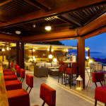 Kuva baaritiskistä ulkona