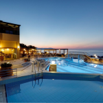 Iltakuva uima-altaasta