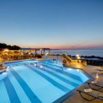 Iltakuva uima-altaasta