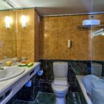 Maisonette huoneen kylpyhuone