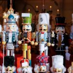 Pähkinänsärkijät rivissä joulumarkkinoiden myyntikojussa