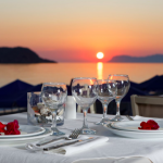 Illallispöytä auringonlaskussa