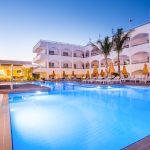 Hotellin uima-allasalue illalla