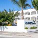 Hotellin kyltti ja sisäänkäynti