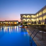 Hotelli ja uima-allas iltavalaistuksessa