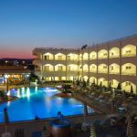 Hotelli ja uima-allas iltavalaistuksessa