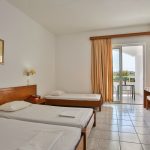 kolme sänkyä standard huoneessa