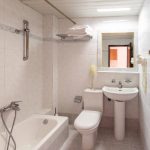 Hotellin kylpyhuone ammeella