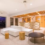 Hotellin vastaanotto ja valkoinen sohva