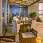 Hotellin terassi illalla