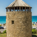 Tiilitorni ja ranta taustalla