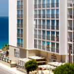 Ulkokuva hotellirakennuksesta meri taustalla