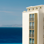 Ulkokuva hotellista, meri taustalla