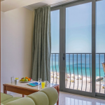 Merinäkymä ja ranskalainen parveke