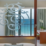 LAsiseinä merinäköalahuoneessa