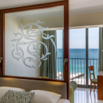 Lasiseinä merinäköalahuoneessa