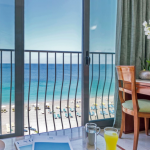 Merinäkymä ranskalaiselta parvekkeelta