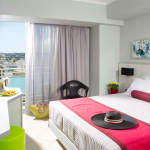 Yleiskuva Superior-huoneesta ja näkymästä kaupunkiin