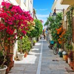 Upeita kukkasia Rethymnon kapean kadun varrella
