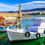 Rethymonin vanha majakka ja veneitä ankkuroituna rantaan