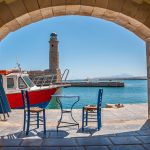 Pöytä ja tuoli tavernassa Rethymnonin sataman promenadilla