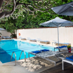 Allasalue ja aurinkotuoleja