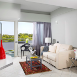 Sviitin olohuone ja parvekenäkymä