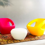 Kaksi värikästä tuolia