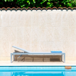 Aurinkotuoli altaan reunalla