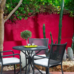 Ulkoterassi ja punainen seinä