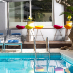 Allasbaari ja värikkäät jakkarat