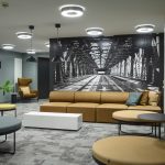 Anker hotellin aulassa oleskelutilaa ja iso seinävalokuva