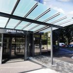 Anker hotellin pääovi kadulta päin kuvattuna