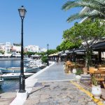 Kahvilaterasseja Voulismenin järven rannalla