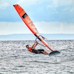 Vauhdin huumaa purjelaudan kyydissä.