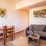 Standard huoneiston olohuone ja ruokapöytä