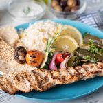 Kreikkalainen souvlaki ruoka-annos