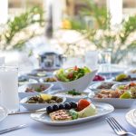 Kreikkalaista ruokaa katettuna pöytään