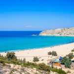 Valkoinen hiekkaranta ja turkoosi meri mäen päältä kuvattuna